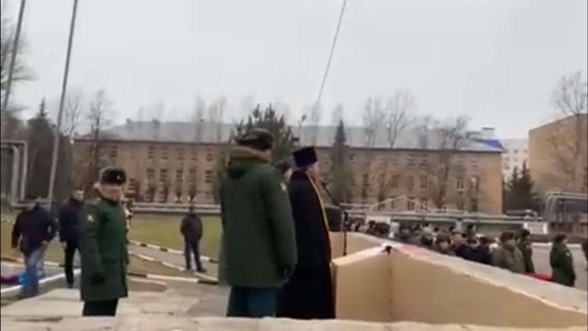 Священник выступил перед новобранцами в штабе ядерных сил России / скриншот Священник выступил перед новобранцами в штабе ядерных сил России / скриншот