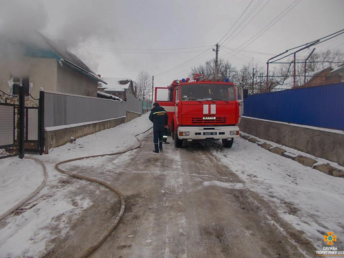 Медики госпитализировали пострадавшего владельца дома в райбольницу / фото ГСЧС Медики госпитализировали пострадавшего владельца дома в райбольницу / фото ГСЧС