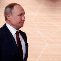 RFE/RL: Putin formally signs off on constitutional changes that allow him to extend power