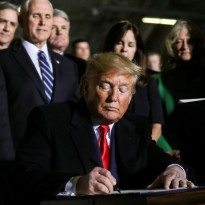 Трамп подписал оборонительный бюджет США с военной помощью Украине и санкциями против РФ