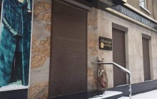 У Харкові невідомі залишили біля магазину натурального хутра труп овечки (фото 18+)