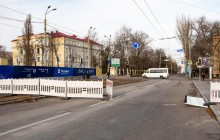 В Днепре общежитие, которое просело под землю, укрепили металлическими конструкциями (видео)