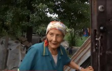 До останнього допомагала військовим: в Опитному трагічно загинула у вогні знаменита баба Маша (відео)