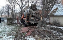 Під Києвом бетонозмішувач влетів у дерево на приватному подвір’ї, водій загинув (фото)