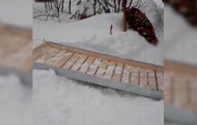 У Росії через кучугури труну довезли до кладовища на санях замість катафалка