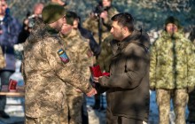 Зеленський нагородив орденами військових у зоні ООС та присвоїв почесні найменування низці підрозділів