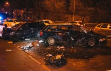 В Киеве Audi влетела в Skoda на встречке – погибла девушка, есть пострадавшие (фото, видео)