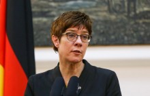 Глава Минобороны Германии требует санкций против РФ из-за убийства в Берлине
