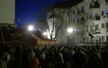 «Высадка на Банковой»: перед Офисом президента уже более тысячи человек - на площади установили палатки (фото, видео)