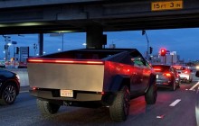 Поехал в ресторан: Маска заметили за рулем нового электропикапа Cybertruck (фото)