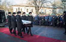 В Одесі попрощалися з загиблим під час пожежі в коледжі рятувальником (фоторепортаж)