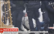 Били кийками й пакували в автозаки: у Варшаві пройшов протест фермерів (відео)