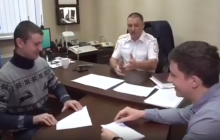 Поплатилися за жарт: у Росії поліцейські вирізали сніжинки для МВС і ФСБ