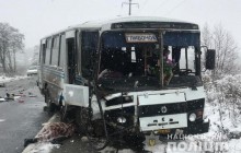 На Тернопільщині жінка вилетіла через лобове скло автобуса і потрапила під його колеса
