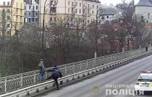 Патрульні врятували хлопця, який хотів стрибнути з мосту через проблеми (фото)