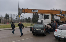 У Львові будівельний кран розчавив автомобіль: постраждали двоє людей (фото)