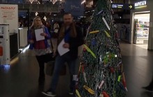 В литовском аэропорту создали елку из конфискованных предметов (видео)