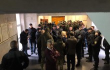 Розтрощили вхідні двері й увірвалися у приміщення: у Львові група людей зірвала сесію міськради (фото, відео)
