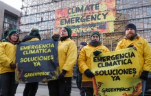 Активісти Greenpeace штурмували будівлю Європейської ради в Брюсселі перед самітом ЄС (фоторепортаж)