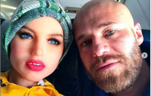 Бодібілдер з Казахстану заявив про підготовку до весілля з секс-лялькою (фото)