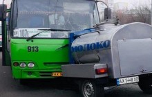У Харкові бочка молоковоза зірвалася з причепа і протаранила маршрутку (фото)