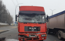 В Киеве столкнулись маршрутка и грузовик: пять пострадавших (фото)