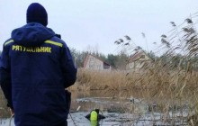 Под Киевом два человека провалились под лед, их тела достали спасатели