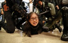 Впервые за три недели: в Гонконге возобновились столкновения с полицией