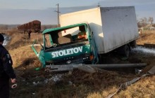 В Сумской области поезд протаранил грузовик, который пытался проскочить на «красный» (фото)