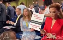 До Путіна на прес-конференцію прийшла Снігуронька (фото)