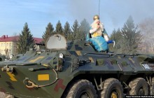У Львові Святий Миколай завітав до військових на БТРі (фото)