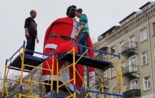 В Тернополе памятник Пушкину переодели в Йоулупукки (фото)