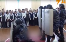 "Палицею зверху, бий!" Спецназ РФ показав п'ятикласникам, як "зачищати" мітинги (відео)