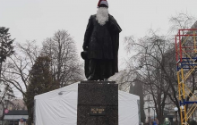 Простояв лише три дні: з пам’ятника Пушкіну в Тернополі зняли костюм Йоулупуккі