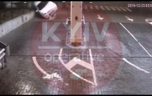 Аварія на АЗС у Києві: чоловік в останню мить відскочив від фури, яка влетіла у автівку (відео)