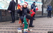 "Сказки Путина": под посольством РФ в Киеве провели акцию (фото)