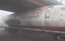 В Индии старый Boeing "намертво" застрял под мостом во время перевозки (видео)