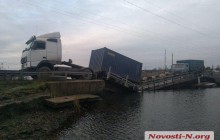 Під Миколаєвом фура "втопила" понтонний міст (відео)