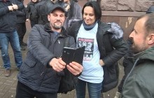 Зверобой пришла на допрос в ГБР в футболке в поддержку подозреваемых в убийстве Шеремета (фото, видео)