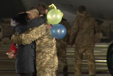 Слезы, цветы и объятия: главные подробности большого обмена пленными (видео)