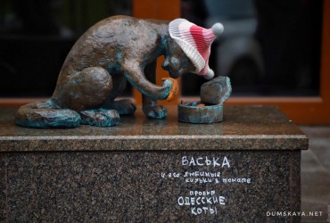 В Одессе открыли памятник коту-любителю кильки в томате (фото)