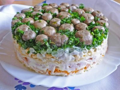 Салат «Лесная полянка» с опятами — рецепт с фото пошагово