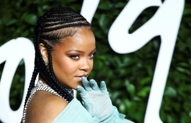 Рианну заподозрили в беременности после ее появления на красной дорожке с округлившимся животом (фото)