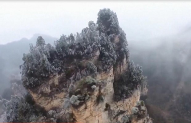 Зимова казка: у китайському парку "Аватара" вкрило кригою дерева та водоспади (відео)