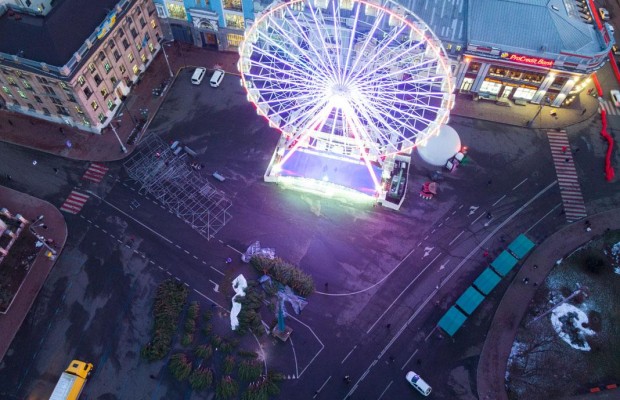 На Контрактовій площі у Києві почали встановлювати новорічну ялинку (фото)