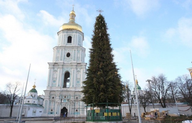 Как в Киеве устанавливают елку и новогодний городок (фоторепортаж)