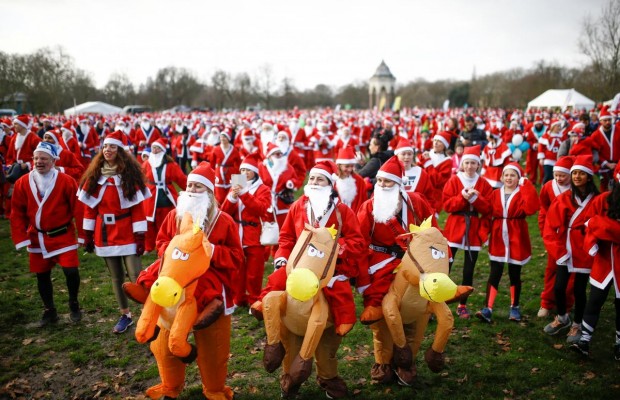 Подарить Рождество каждому: три тысячи Санта-Клаусов пробежались по Лондону ради добрых дел (фоторепортаж)