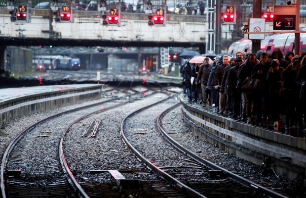 Париж "стоїть" у 600 кілометрових заторах: страйки у Франції триватимуть щонайменше до 12 грудня