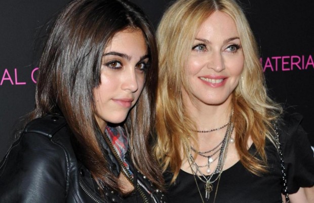 Дочь Мадонны в провокационном перфомансе голая целовалась с девушкой (видео 18+)