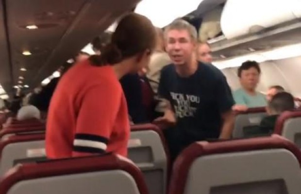 "Скот**а, бл**ь!" Панин на глазах у пассажиров самолета напал на свою девушку (видео)